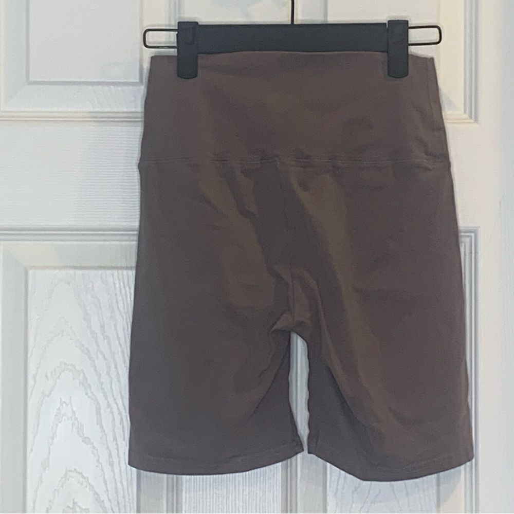 Aritzia TNA chill biker shorts Size Small
